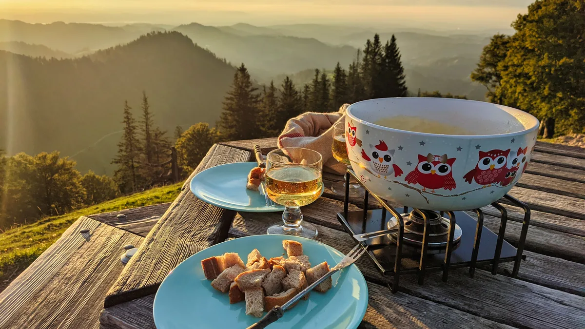 simon_ganz_aus_bauma_fondue_auf_dem_schnebelhorn Platz 1 mit 115 Stimmen: Fondue auf dem Schnebelhorn, Platz 2 mit 100 Stimmen: Mystische Morgenstimmung im Pfäffikerwald, Platz 3 mit 58 Stimmen: Katzenportrait, Platz 4 mit 41 Stimmen: Kleeblüte im spätsommerlichen Abendlicht in Bertschikon, Platz 5 mit 38 Stimmen: Ein neugeborenes Kalb in Ottikon