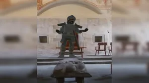 ritterhausscreenshot Auf dem Handy-Display zu sehen: die Kapelle und die Animation des Ritters., Kuratorin Noemi Bearth lässt sich auf dem Smartphone von Ritter Diethelm durch dir Ausstellung führen., Im Innern des Ritterhauses finden aktuel umfassende Restaurationsarbeiten statt.
