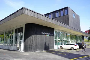 https-zueriost-ch-sites-default-files-media-2021-09-30-dsc00240-jpg Ein Gebäude für die Zukunft: Der neue Werkhof der Stadt Wetzikon., Die grosse Halle der Unterhaltsdienste., Die Halle der Stadtwerke., Die Lagerhalle der Unterhaltsdienste liegt im 1. Stock., Der Empfang der Stadtwerke im 2. Stock., Ganz zeitgemäss: Die offene Bürofläche der Stadtwerke., Photovoltaik-Anlage auf dem Dach der Halle der Stadtwerke.