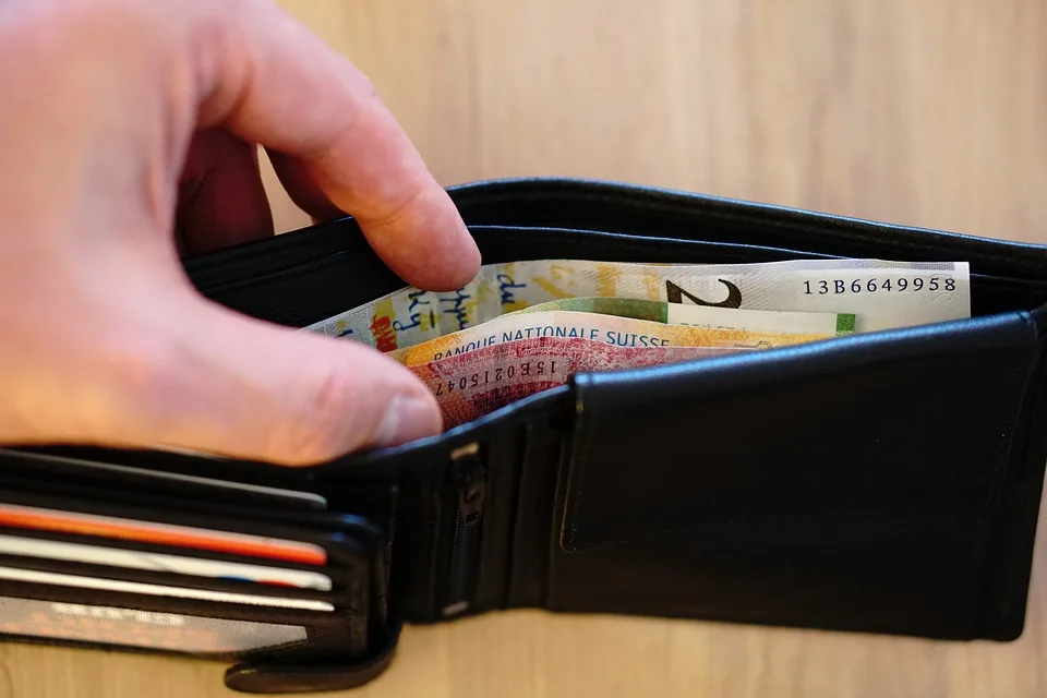 https-zueriost-ch-sites-default-files-media-2021-09-30-symbolbild_portemonnaie-jpg Bäretswiler müssen ein wenig tiefer in die Tasche greifen.