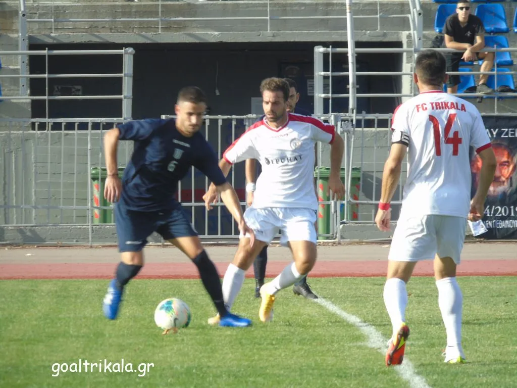 https-zueriost-ch-sites-default-files-media-2021-10-01-audino1-jpeg Der Wetziker Ivan Audino im Einsatz von Trikala., Ivan Audino (stehend, zweiter von rechts) vor einem Testspiel mit Trikala.