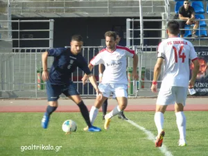https-zueriost-ch-sites-default-files-media-2021-10-01-audino1-jpeg Der Wetziker Ivan Audino im Einsatz von Trikala., Ivan Audino (stehend, zweiter von rechts) vor einem Testspiel mit Trikala.