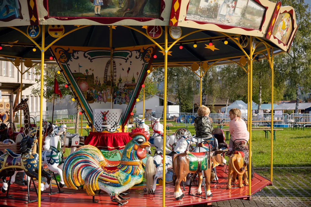 _oho2453 Wegen Corona wurde nun auch die Bubiker Chilbi abgesagt., Stattdessen wurde ein kleiner Markt durchgeführt., Das klassische Büchsenschiessen wurde ebenfalls im kleinen Rahmen und mit «Trostpriisli» angeboten., Auch heimische Spezialitäten konnten erstanden werden., Das Wetter spielte glücklicherweise mit., Diese Dorfkinder beteiligten sich mit einem kleinen «Flohmi» am Geschehen., «Für die Dorfbevölkerung erachteten wir es für wichtig, eine kleine Alternative zu bieten.» - Susanne König, Dieser Zwerg hielt die Maskenpflicht ein – und erinnerte die Besucher somit stets spielerisch an die omnipräsente Pandemie.