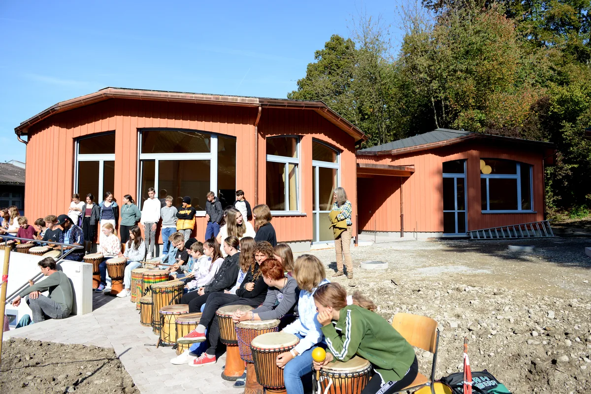 Das Einweihungsfest der Rudolf Steiner schule in Wetzikon vom Samstag., Das Einweihungsfest der Rudolf Steiner Schule in Wetzikon vom Samstag., Die Werkstätten im neuen Gebäude sind für die Arbeit mit Ton und Metall eingerichtet., Die Architektur ist von der Form einer Wabe inspiriert.