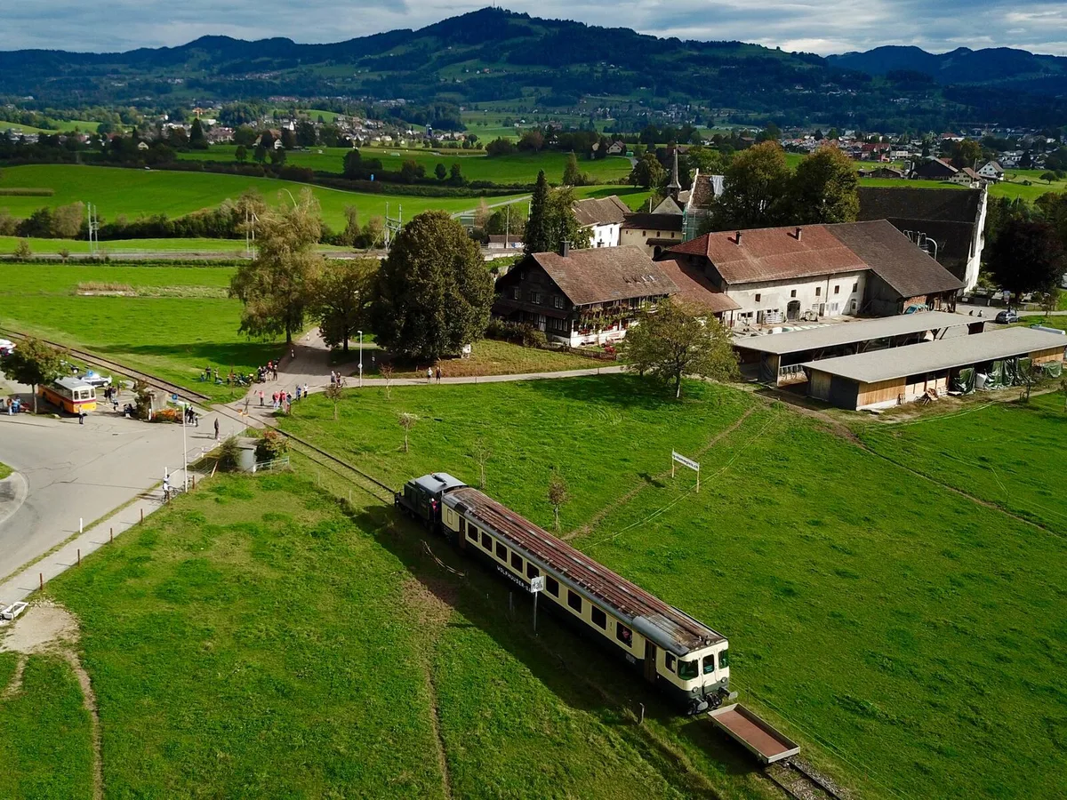 , Die Familie Hintermann mit (von links) Patricia, Ronja, Sina und Stefan, freut sich auf das bevorstehende Bahnerlebnis. , Lokführer Roland Kauf verständigt sich per Funk mit seinen Helfern auf der Zugkomposition.,