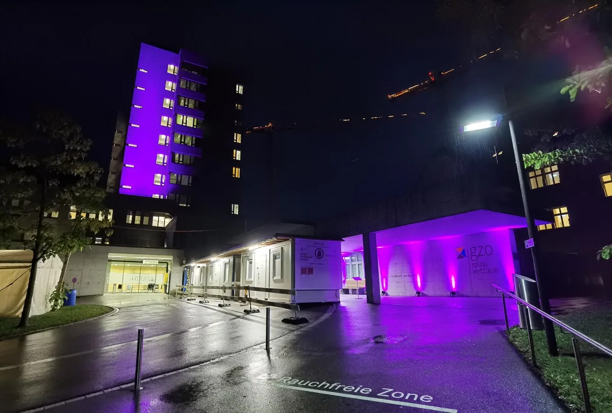 Das GZO Spital Wetzikon wird pink beleuchtet.,