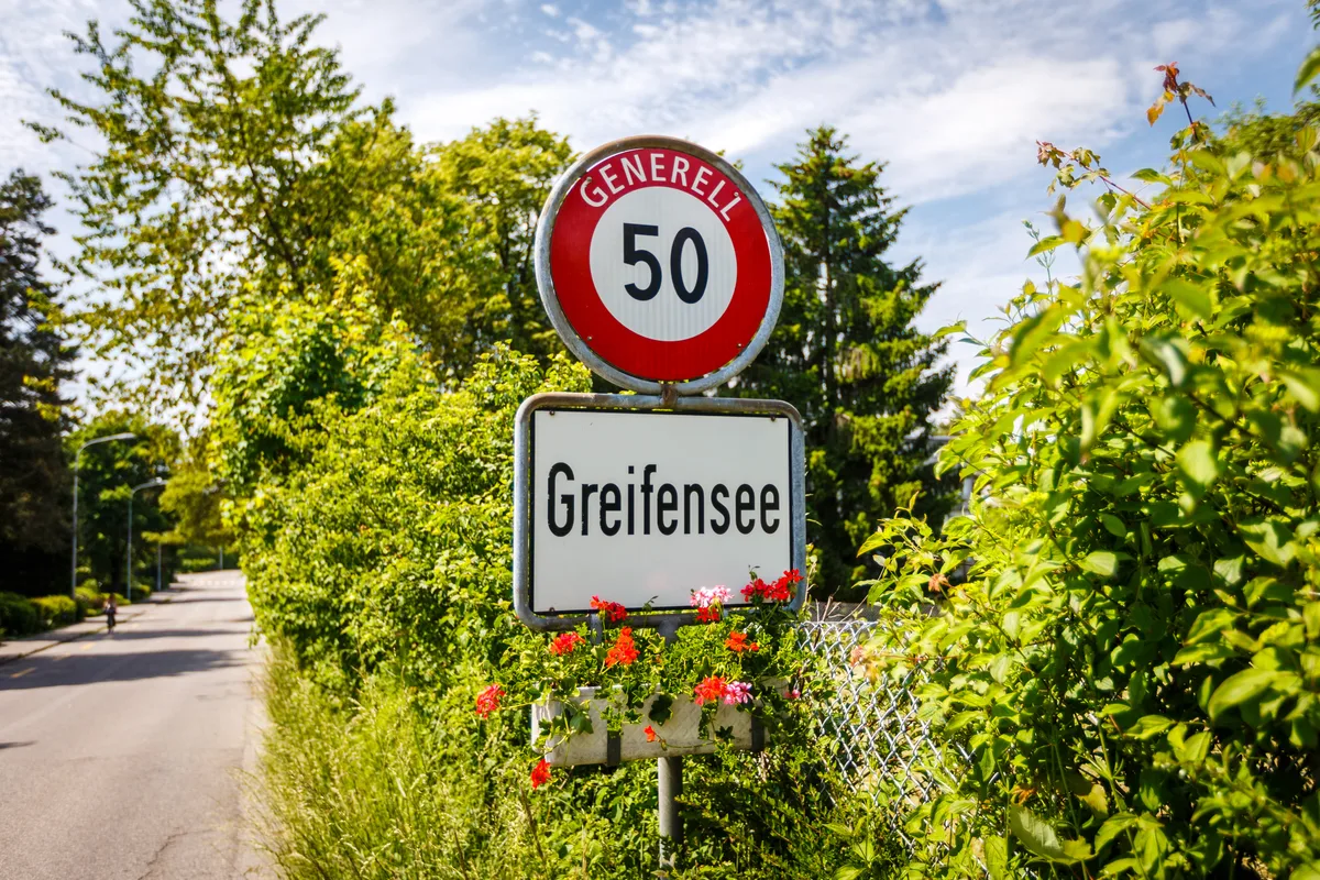 https-zueriost-ch-sites-default-files-media-2021-10-06-greifensee_ortsschild_naz-5-jpg Bald könnte fertig sein mit Tempo 50 in der Gemeinde Greifensee.