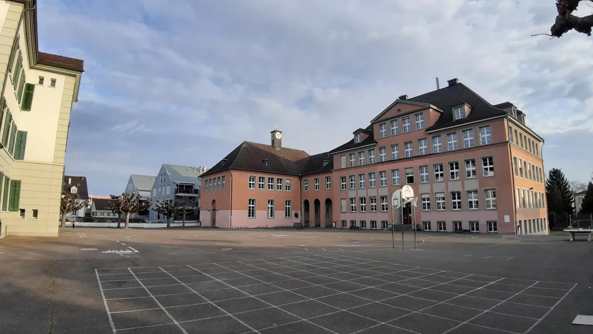 https-zueriost-ch-sites-default-files-media-2021-10-07-20200317_075017_preview-jpg In einem Werkraum des Dorf-Schulhauses wurde ein Rekord-Radonwert gemessen.