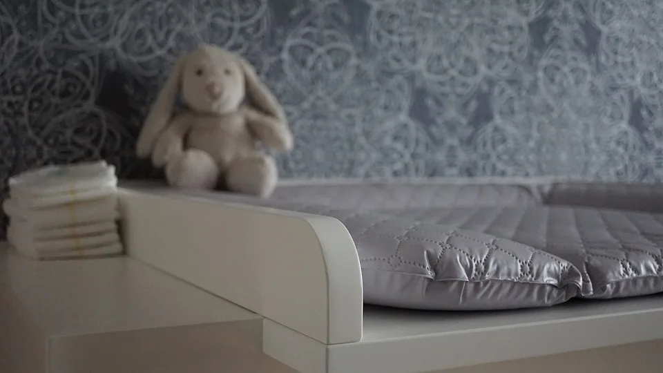 https-zueriost-ch-sites-default-files-media-2021-10-08-baby-changing-chest-of-drawers-4518766_960_720-jpg