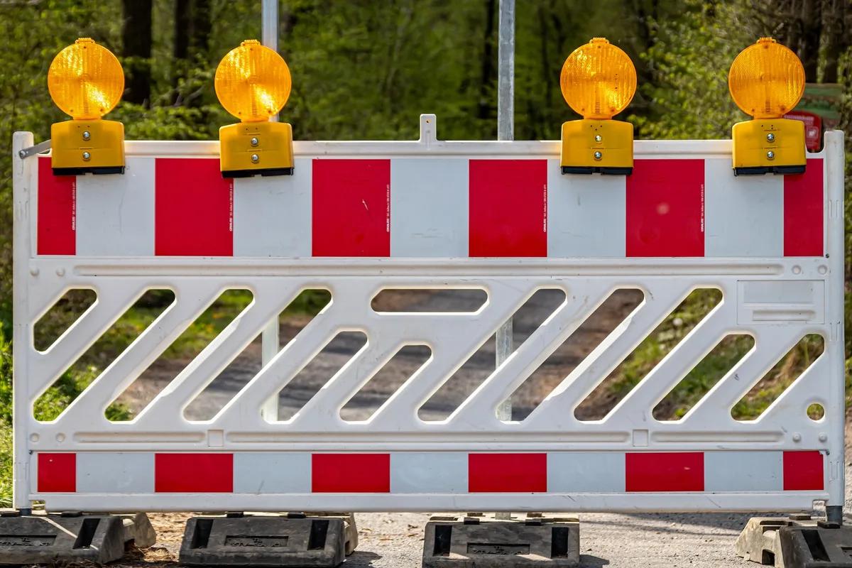 https-zueriost-ch-sites-default-files-media-2021-10-08-drive-through-5036312_1920-jpg , Die Pilgerstegrasse wird für ein Jahr gesperrt sein.