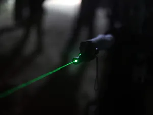 https-zueriost-ch-sites-default-files-media-2021-10-08-rdz001-jpg Ein Mann aus der Region Zürich bestellte sich in China einen günstigen Laserpointer, der allerdings in der Schweiz verboten war.