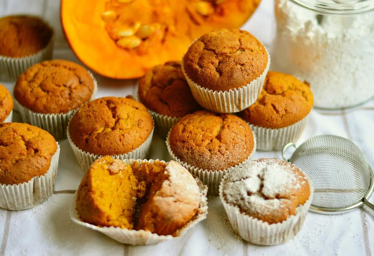Mit diesen veganen Kürbismuffins begeistern Sie Freunde und Familie.