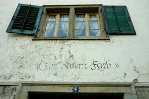 https-zueriost-ch-sites-default-files-media-2021-10-11-uf_verwitterte_inschrift-jpg Die Sanierung der ehemaligen Blaufärberei «Untere Farb» ist überfällig. Für die Nutzung sucht die Stadt schon jetzt einen Mieter, Stadtpräsidentin Barbara Thalmann (SP) zeigt sich vom geringen Interesse konsterniert., So soll die Umgestaltung des denkmalgeschützten Gebäudes dereinst aussehen.