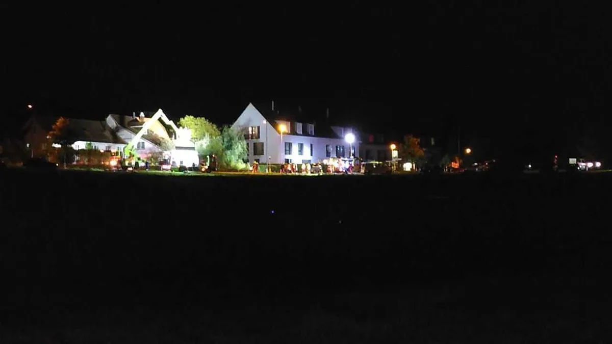 In einem Einfamilienhaus zwischen Robenhausen und Aatal-Seegräben ist es zu einem Dachbrand gekommen.