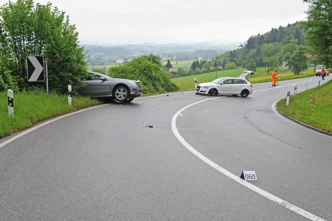 Auf der Rällikerstrasse crasht es immer wieder. Im Bild ein Unfall, der sich im Juli 2014 ereignet hat.