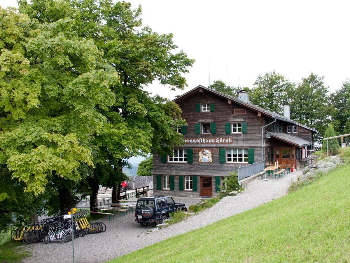 Hier auf der Terasse des Berggasthaus Hörnli wird zur Zeit das Essen serviert.