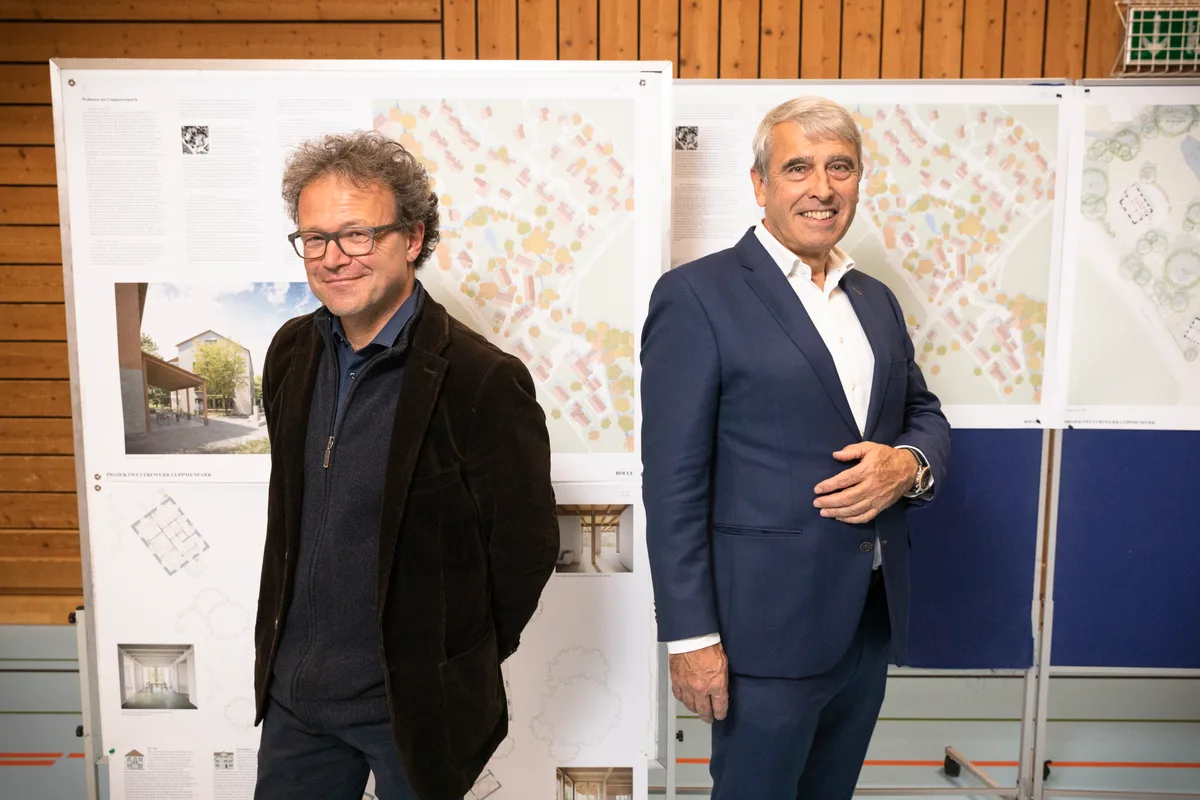 _oho9801 Architekt Antti Rüegg (links) und Gemeindepräsident Carlo Hächler stellten am Freitagaben das Siegerprojekt vor., So könnte es auf dem Areal des Luppmenparks in Hittnau in wenigen Jahren aussehen., Die Alterswohnungen entstehen auf dem Areal, auf dem etwa mehrere denkmalgeschützte Gebäude, eine Villa und alte Bäume stehen., Der Park soll von der Öffentlichkeit genutzt werden können.