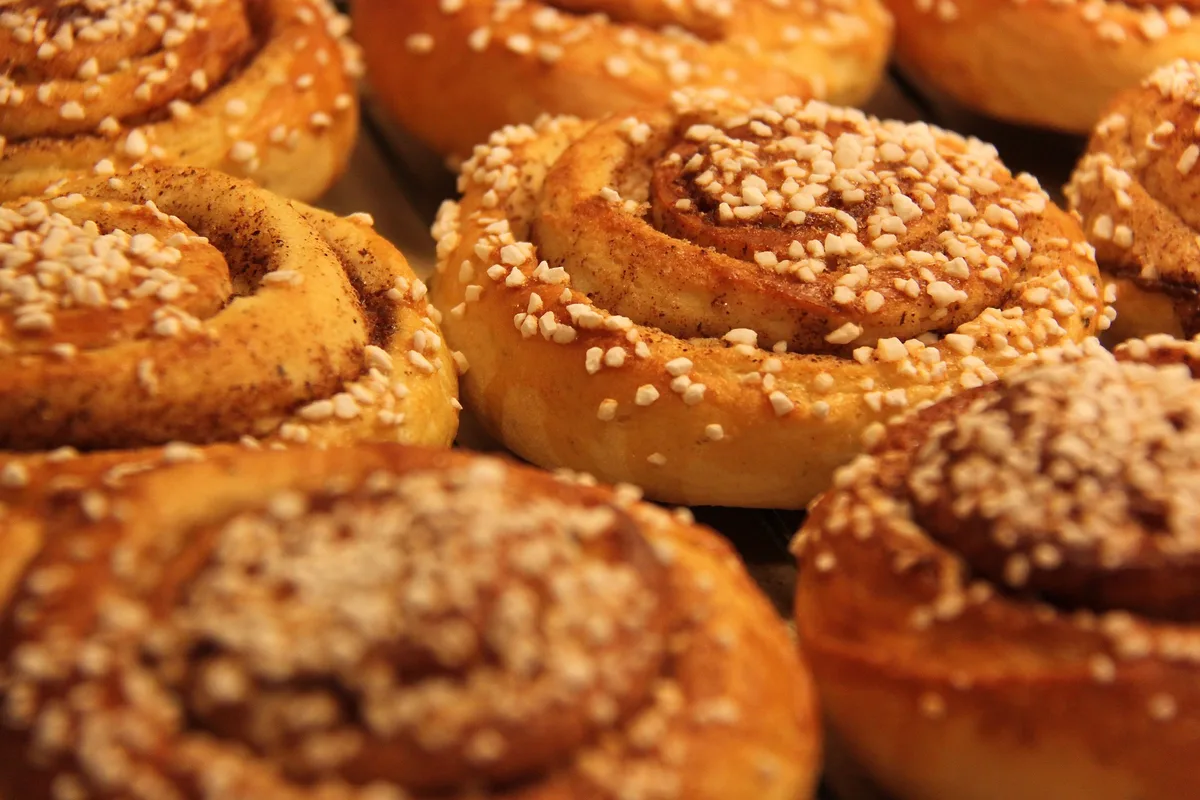 bullar-gf5f9e1fe8_1920 Zimtschnecken können mit Hagelzucker, Puderzucker oder auch einer Puderzuckerglasur dekoriert werden.
