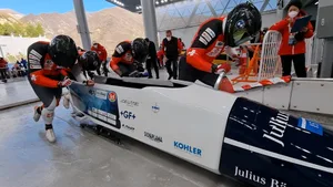 videocapture_20211026-154956 Kraftvoll: Das Team Friedli beim Starttraining in China., Anschieber Dominik Schläpfer vor der olympischen Bahn in Yanjing., Auf einen Blick: Das Bobteam mit Bobpilot Simon Friedli (ganz rechts) und Dominik Schläpfer (mitte).