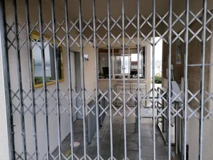 30_strandbad_niederuster_3 Wenn die Türen zur Badi Niederuster verschlossen sind, darf man nicht rein – sonst kann es sehr teuer werden.