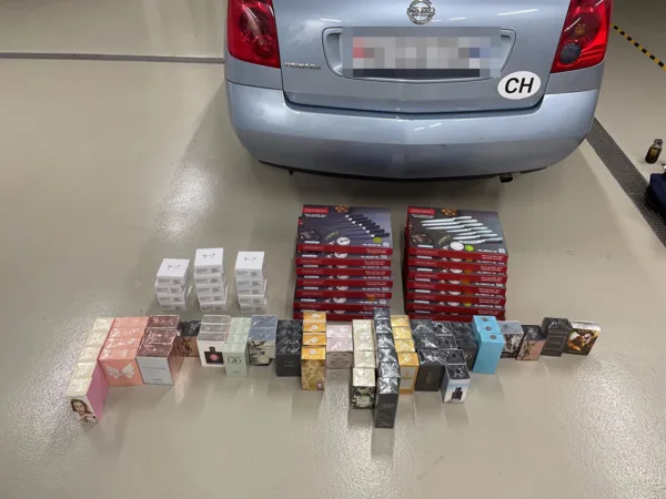 stadtpolizei_uster_waren_1 Die von der Polizei beschlagnahmten Waren: Kopfhörer, Parfums, Messersets.