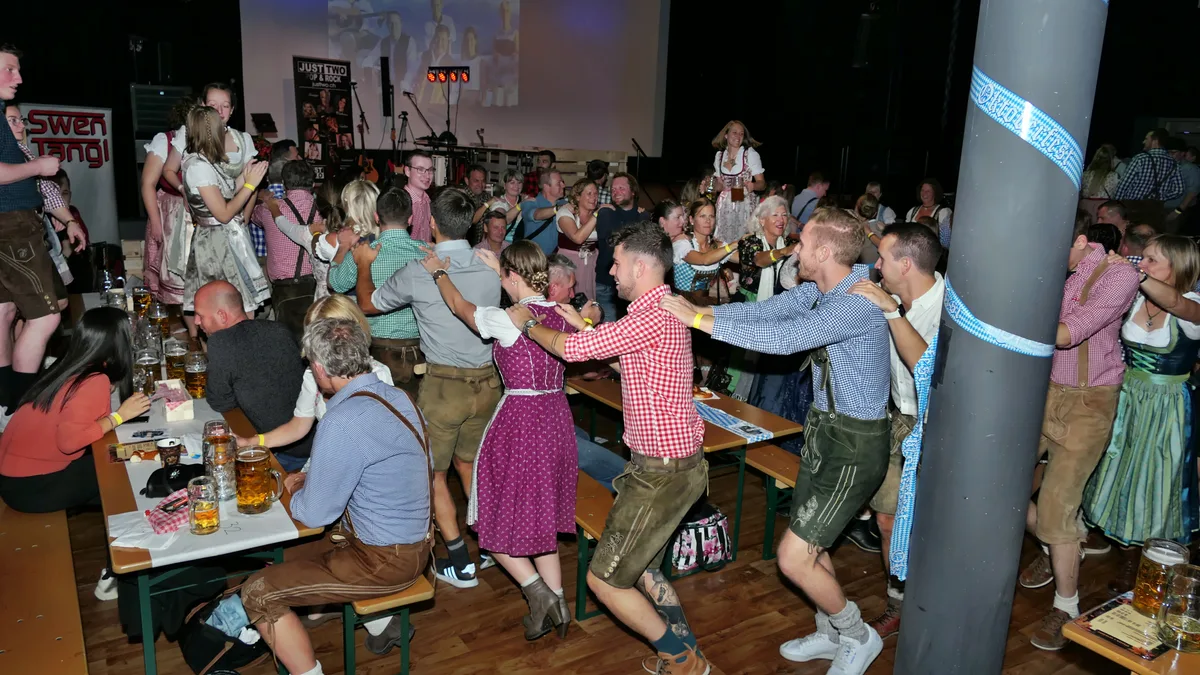 oktoberfest_chesselhuus_2021_26 Dieses Wochenende war es endlich soweit: Das 4. Oktoberfest im Chesselhuus. Fotos: Thomas Hulliger, Der Musiker Sven Tangl sorgte im Chesselhuus in Pfäffikon für Stimmung., Natürlich durfte auch das berühmte Mass-Bier nicht fehlen.