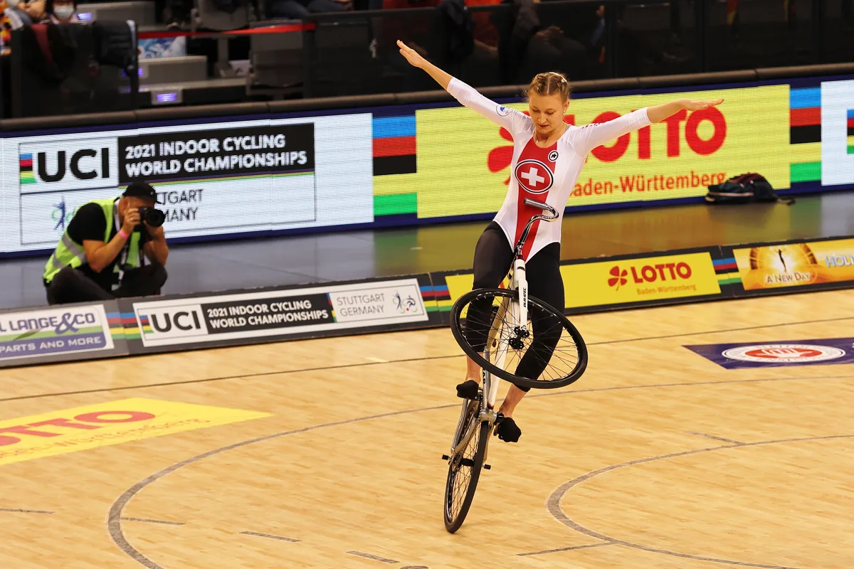 Saskia Schäffler bei ihrer WM-Kür., Die Wetzikerin wurde in Stuttgart Fünfte., Auf demselben Rang landete die Dürntnerin Simona Lucca (links) und Larissa Tanner im Zweier.