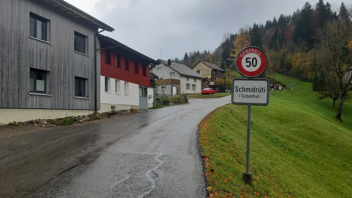 Die Schmidrütistrasse in Turbenthal muss instand gesetzt werden., Für die Belagsarbeiten im 2023 wird sie abschnittsweise gesperrt.