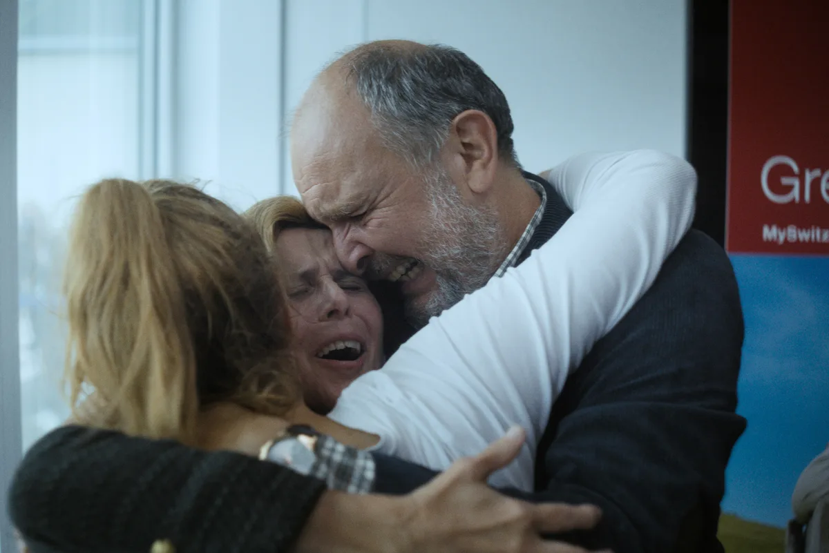 Ingo Ospelt (rechts) spielt im Film «Und morgen seid ihr tot» den Vater einer entführten Schweizerin.