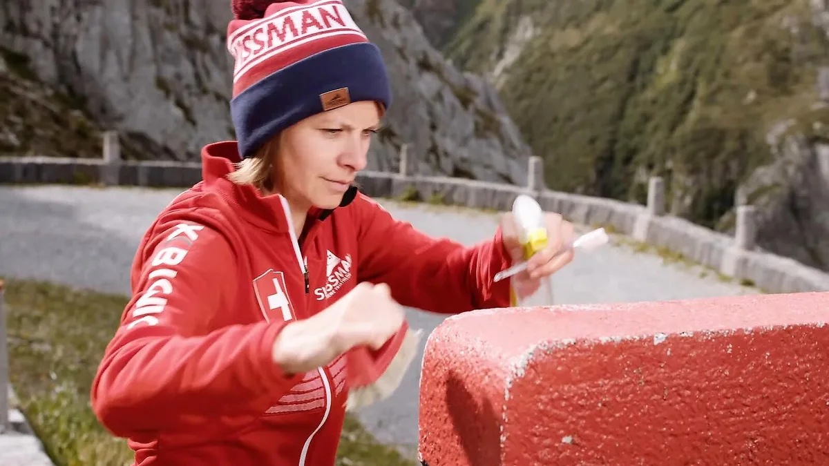 snapshot 55 Sekunden dauert der Trailer der Swissman-Veranstalter, in dem allerhand geputzt wird - auch Kilometersteine.