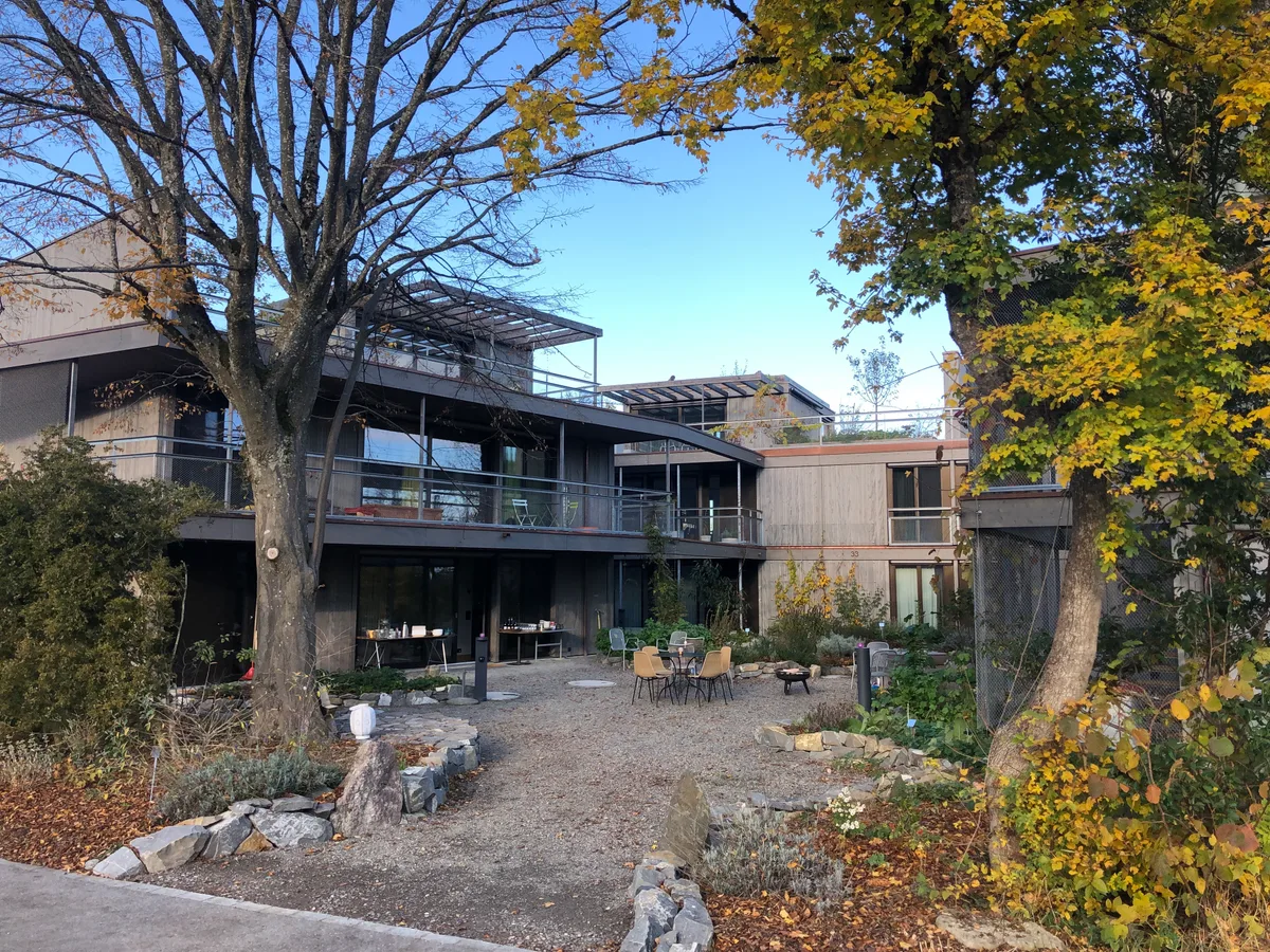 bio1 Diese Egger Siedlung wurde mit einem Biodiversitäts-Preis ausgezeichnet. , Erstellt wurde sie von Bauherrin Simone Baumann (3. v. R.) und Landschaftsarchitekt Ramon Grendene (3. v. l.), Auf den Dächern wachsen Magerwiesen, Gemüse, Obst und Beeren.