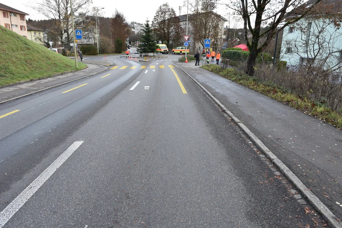 50_vu_ie_4_12_18_def_kpzh_ple_0370 Bei diesem Kreisel in Illnau-Effretikon war es zum tödlichen Unfall gekommen.