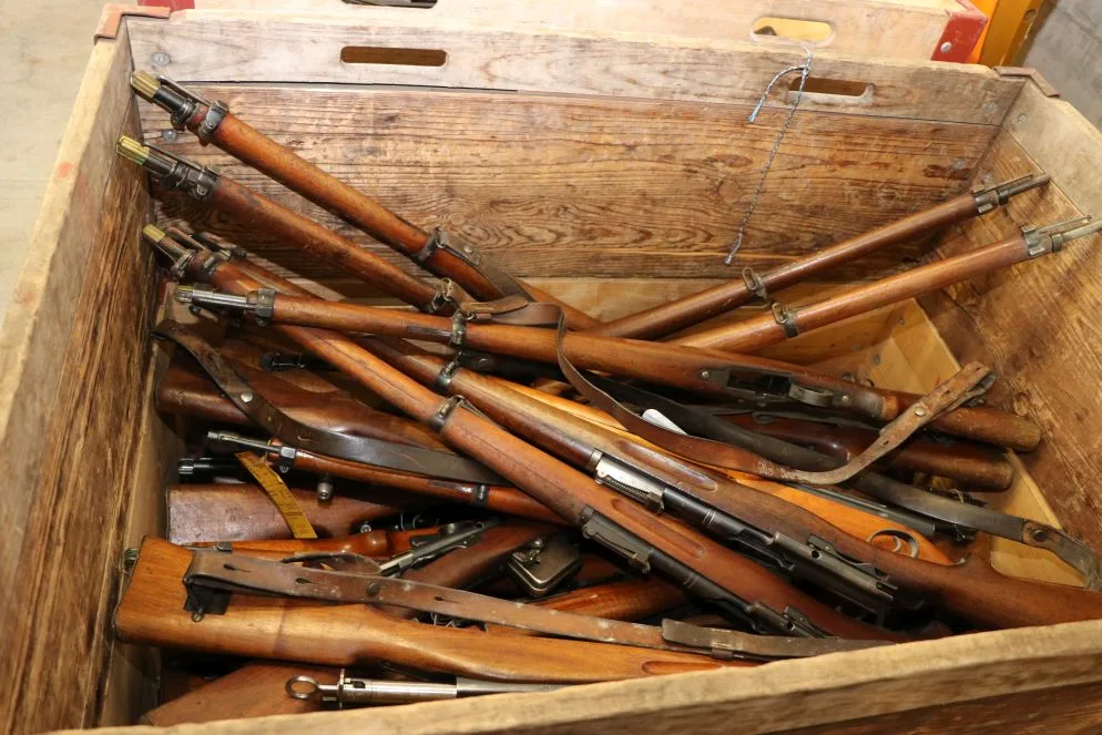 Alte Karabiner machten 38 Prozent der abgegebenen Waffen aus., Auch Kuriositäten wurden abgegeben., Unter den abgegebenen Gegenstände war auch diese rund ein Meter lange Panzergranate., Eine Kiste mit Munition., Feuerwerkskörper wollten die Leute ebenfalls loswerden. , Insgesamt kamen rund 300 Kilo Schusswaffen zusammen., Die ehemaligen Besitzer der Waffen müssen eine Verzichtserklärung unterschreiben., Am ersten Posten wurden die Waffen erst einmal fachmännisch entladen., Die Waffen werden geschreddert und entsorgt.