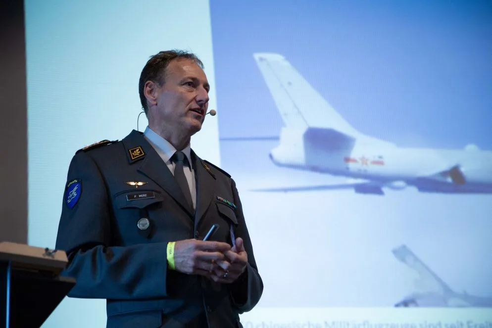klein_-_ogzo_a05 Luftwaffenchef Peter Merz erläutert die Bedeutung des Gesamtprojekts Air2030., Der F-35 an einem Medienanlass im Juni 2019 in Payerne., Über 100 Interessierte lauschten den Ausführungen., Von links: Flavio Cortesi (OGZO), Beni Berset (Chef-Testpilot), Peter Merz (Kommandant Luftwaffe) und Mario Cometti (OGZO).