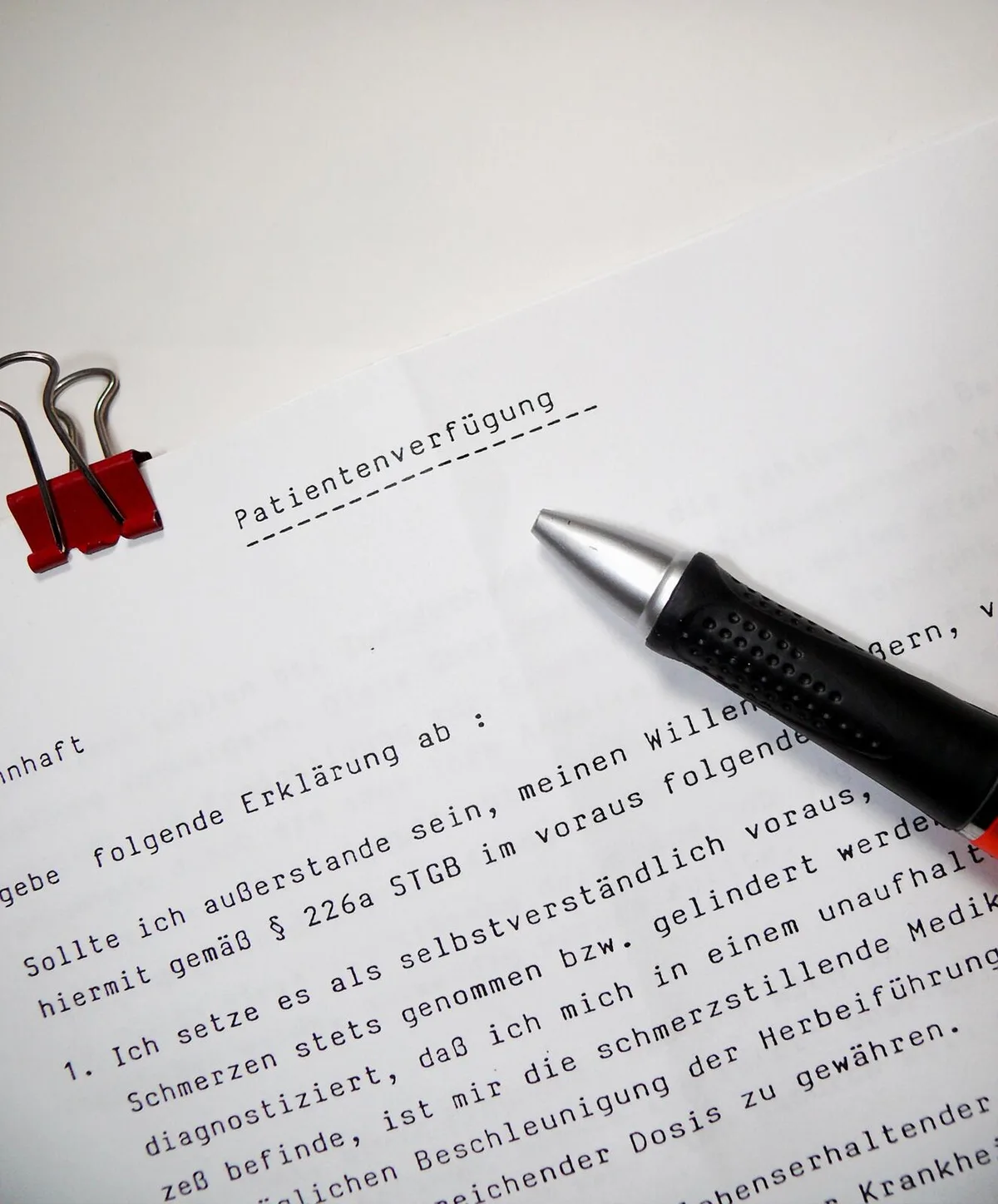 advance-directive-2103588_1920 Eine Patientenverfügung will gut überlegt sein und ist inzwischen weit mehr, als nur das Ausfüllen eines Vordrucks., Im GZO Spital Wetzikon werden im Rahmen des «Advance Care Planning» Beratungen zu Patientenverfügungen durchgeführt., Dr. Andreas Weber, Leiter des Care Teams vom GZO, sieht viel Handlungsbedarf bei bestehenden Patientenverfügungen., Für den ACP-Pojektleiter der Andreas Weber Stiftung, Tony Styger, ist die Befassung mit der Endlichkeit etwas Wichtiges