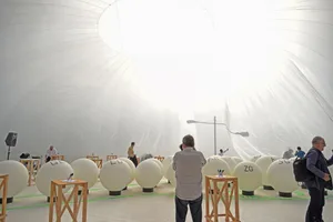 klein_-_dsc_3106_graded Keine gewöhnliche Medienkonferenz: 2017 wurde das Vorhaben in einem Dom aus Kunststofffolie auf dem Flugplatz vorgestellt., Generationen-Projekt: Das Gelände des Flugplatz Dübendorf eigne sich ideal für eine Landesausstellung, findet der Verein «X-27»., Peter Sauter, der Co-Präsidenten des Vereins X27, spricht 2019 über die Pläne für die Expo «X27».