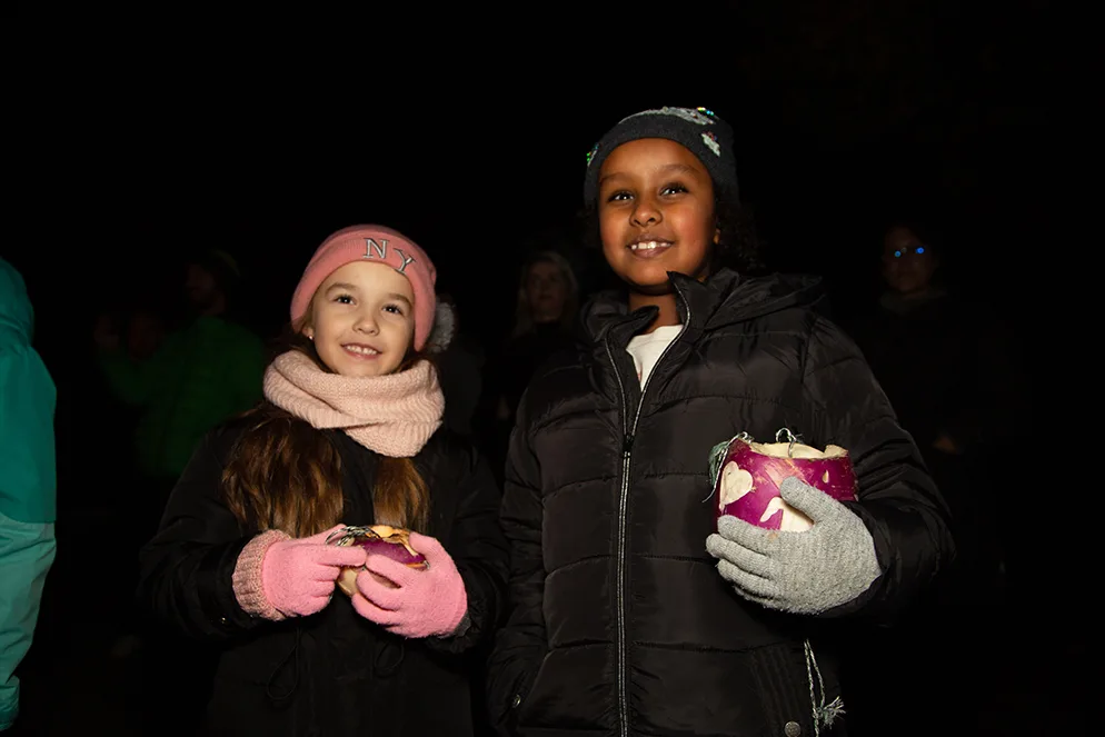 Die Kinder freuten sich, ihre geschnitzten Räben zu präsentieren., In Zell versammelten sich die Kinder für den Umzug durchs Dorf., In Zell gab es eine kulinarische Verköstigung mit Würstli und Brot., Die Würstli fanden sichtlich Anklang., Nach dem Umzug folgte in Zell das gemeinsame Singen am Dorfbrunnen., Ein grosses Feuer spendete angenehme Wärme., Für passendes Ambiente sorgte ein Räbeliechtli-Baum., Besammlung zum gemeinsamen Singen auf dem Pausenplatz in Wila., Auch coole Jungs hatten Spass am Räbeliechtli Umzug in Wila., Vor dem Umzug gab es in Kollbrunn einen wärmenden Tee., Am wärmenden Feuer konnte der Abend ausgeklungen lassen werden., Die Kinder freuten sich, ihre geschnitzten Räben präsentieren zu können., Die Kinder freuten sich, ihre geschnitzten Räben präsentieren zu können., Die Kinder freuten sich, ihre geschnitzten Räben präsentieren zu können., Die Kinder freuten sich, ihre geschnitzten Räben präsentieren zu können., Die Kinder genossen mit ihren Familien das nächtliche Abenteuer., Die Kinder genossen mit ihren Familien das nächtliche Abenteuer., Die Kinder genossen mit ihren Familien das nächtliche Abenteuer., Die Kinder genossen mit ihren Familien das nächtliche Abenteuer., Die Kinder genossen mit ihren Familien das nächtliche Abenteuer.
