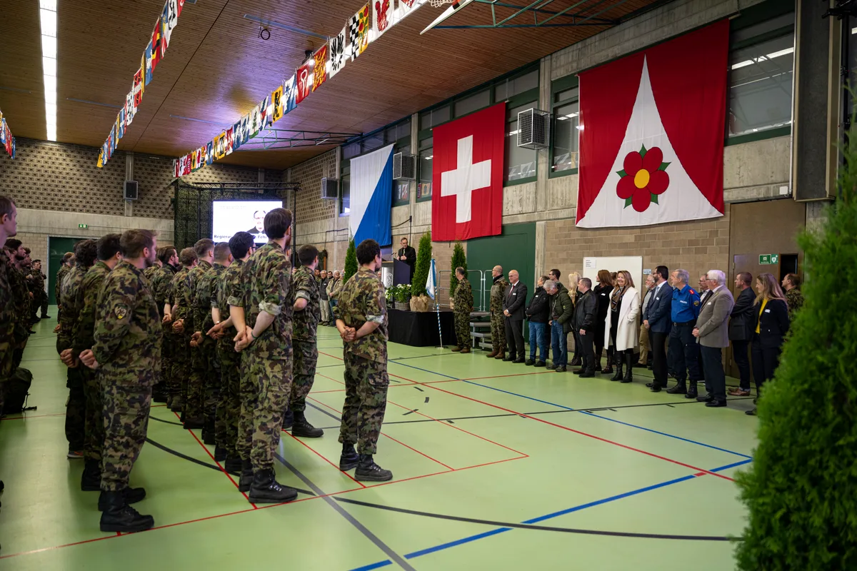 1011_wehrmaennerentlassung_3 Im ganzen Kanton konnten 1512 Armeeangehörige aus ihrer Pflicht entalssen werden., , , , Regierungsrat Ernst Stocker sprach zu den Armeeangehörigen aus den Bezirken Hinwil und Uster