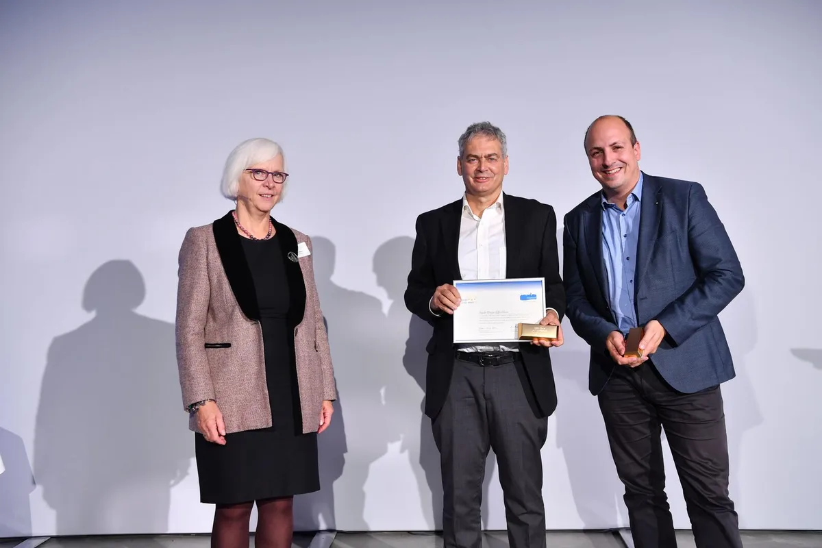 202111_foto_energiestadt_gold_2 Gudrun Heute-Bluhm, Präsidentin Association European Energy Award, überreichte Stadtpräsident Ueli Müller (SP)..., ...und Stadtrat Marco Nuzzi (FDP)i m deutschen Ravensburg das Gold-Zertifikat.