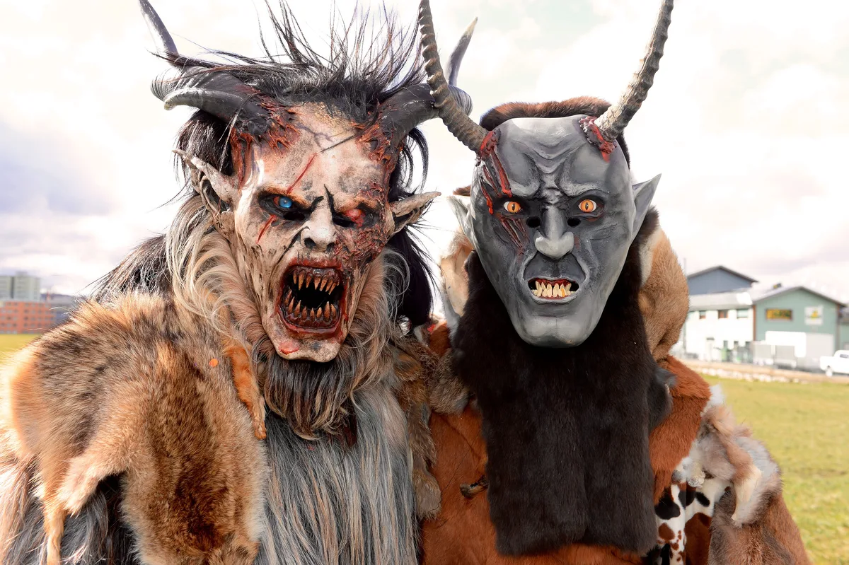 hinwil_fasnachtsumzugrobenhausen_wetzikon_14-03-2019_wzr4_mav_3 Zwei Monster am Fasnachtsumzug Robenhausen, im März 2019.