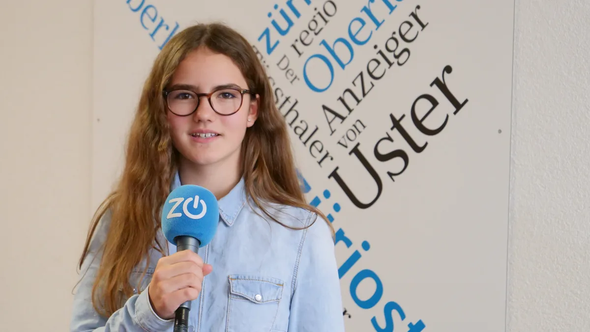 psgr9582 Julia (12) übt sich am nationalen Zukunftstag als Journalistin. Sie geht mit Züriost auf Reportage., Ort der Reportage ist das Baumeister Kurszentrum Effretikon. Auch dort wird der Zukunftstag durchgeführt., Aktuell befinden sich dort 19 Lehrlinge in der Ausbildung zum Maurer, drei davon sind Frauen. , Am Zukunftstag wurden 20 Mädchen eingeladen, die den Beruf kennenlernen möchten. , Julia interviewt den Geschäftsführer des Ausbildungszentrums, Roland Stoll.