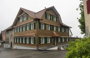 p5130325 Hier im «Sternen» standen die Sänger des Männerchors angeblich vor verschlossener Türe.