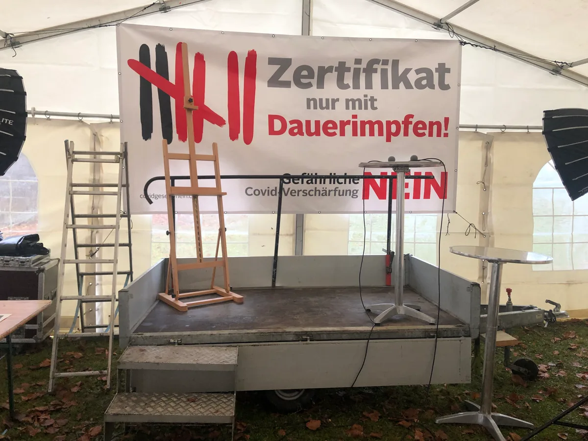 kennedy Auf dem Transparent hinter der Bühne steht der Slogan: «Zertifikat nur mit Dauerimpfen! Gefährliche Covid-Verschärfung: NEIN».