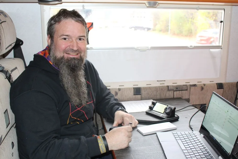 Thomas Ziegler ist begeisterter Amateurfunker und nimmt am Swiss Emergency Contest 2021 teil., Geübt bedient er den Frequenzen-Scanner., Thomas Zieglers mobile Funkstation steht auf dem Schulhausareal Bauma.