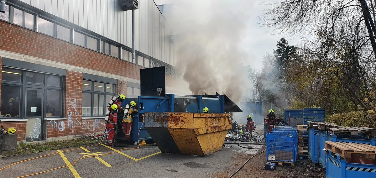 fee7ejkxiaufgbt Die Feuerwehr Wetzikon-Seegräben war mit mehreren Einsatzkräften vor Ort., Kurz vor 13 Uhr hatte die Rauchentwicklung zugenommen., Die Pressmulde sei nur sehr mühsam mit einer Trennscheibe zu öffnen gewesen., Die Nachlöscharbeiten und das Retablieren des Materials dauerte nochmals mehrere Stunden.
