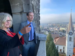 211121_ustertag_9_cb_2 Der Nebel hat sich gelichtet. Die Stadtpräsidentin zeigt dem Hauptredner von der Schlosszinne herab die Stadt.