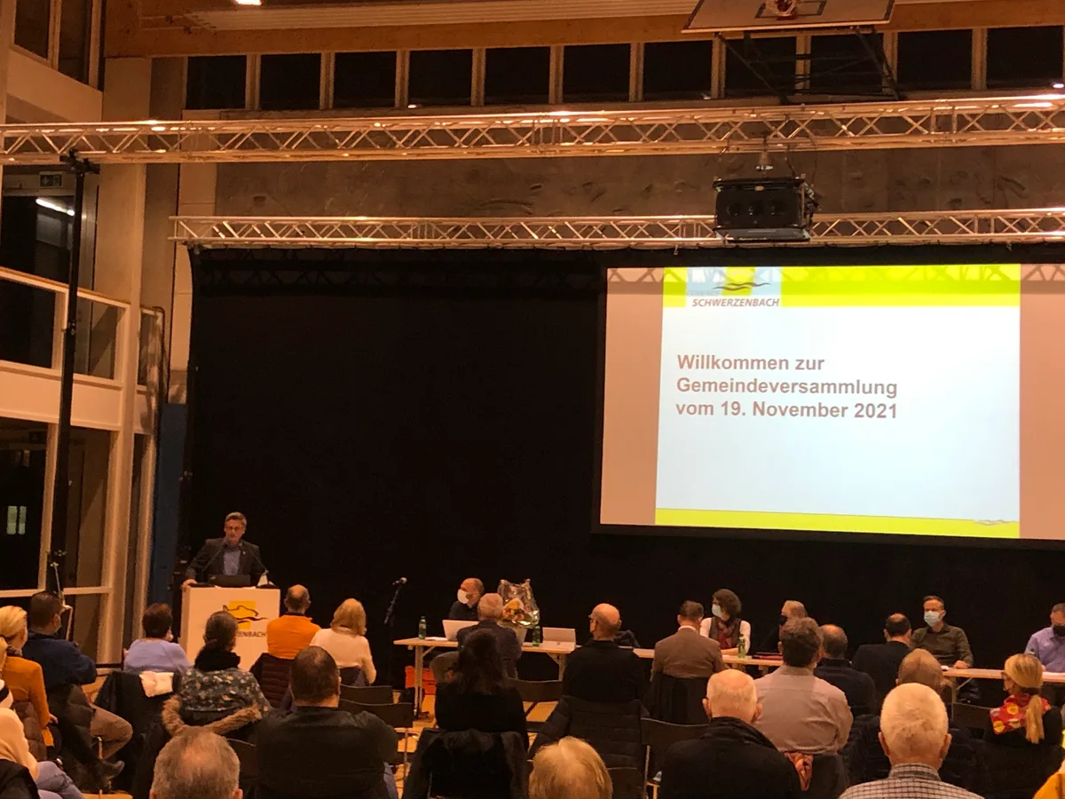 gv_schwerzenbach_nov_21 Die Schwerzenbacher Bevölkerung muss sich in Zukunft wohl mit einer Steuererhöhung auseinandersetzen.