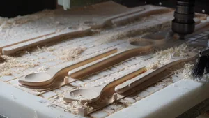 dsc00186 Das Tösstal als «Chelleland»: Die Herstellung von Kellen hat Tradition., Sägen mit Geschick: Auch mit 74 Jahren steht Walter Nef gerne noch selbst an den Maschinen., Sternenmeer: Dekorationsmaterial aus Holz ist gerade an Weihnachten gefragt.
