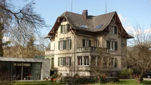dsc00221 Die umstrittenen Dachfenster am Haus der Brunnenstrasse 16. Die Stadt Uster verlangte, je eines davon müsse entfernt werden., Der Streitpunkt in Haldimanns Umbauprojekt: Die Stadt Uster verlangt den Rückbau des rechten Dachfensters., Die Villa mit Blick von der Brunnenstrasse her.