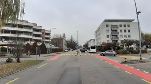 klein_20211123_125703_preview Entlang der Hauptverkehrsachsen – im Bild die Zürichstrasse – soll höher und dichter gebaut werden können. , Das Birchlen-Quartiert wird von der Verdichtung am meisten betroffen sein., Es wird dichter gebaut werden, gleichzeitig soll es mehr Grün geben., Auch entlang der Kriesbachstrasse soll eine starke Verdichtung möglich sein, wodurch günstiger Wohnraum verschwinden wird., Will der Bauherr hier die maximale Ausnützung künftig voll ausschöpfen, muss er einen Teil günstige Wohnungen realisieren., Familiengärten und der Fussballplatz im Zelgli: Mittelfristig soll hier ein Stadtpark entstehen.